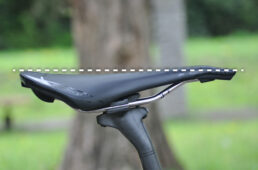 単純にサドル前端と後端で水平を出すとサドル角度が適切でなくなってしまう