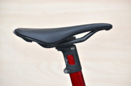 極端な前上がりにセットしたサドルの例