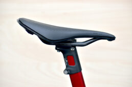 極端な前下がりにセットしたサドルの例