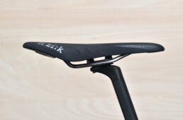 上面が水平に近いサドルの例