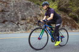 愛車でヒルクライムする大宅さん