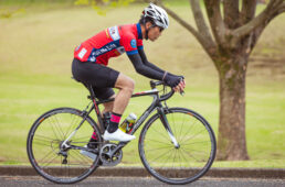 ロードバイクに乗る宮本さん
