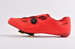 ロード用ビンディングシューズを側面から見た様子