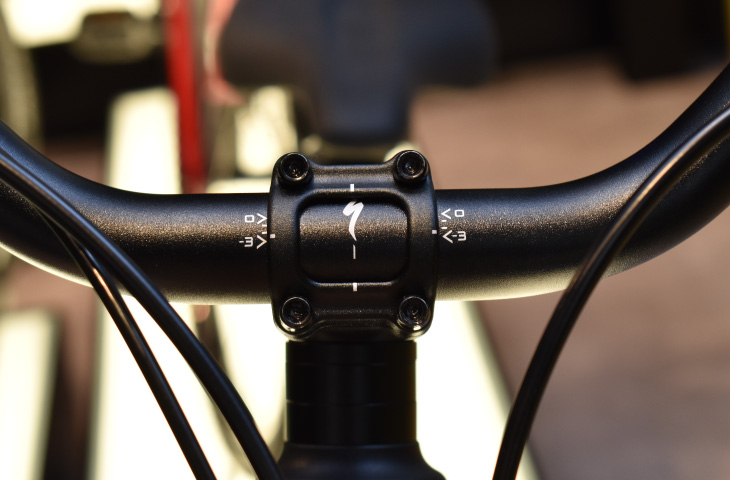 ハンドルバーに3段階の目盛りが入っており、これに合わせて角度を調整