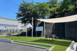 ザ・ベース店外の芝生コーナー