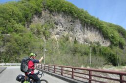 釜無川左岸の火山岩の露頭