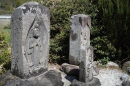 火山岩でできた馬頭観音像