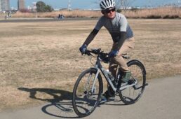 BMCのクロスバイクに乗る田村さん