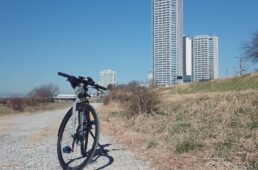 多摩川沿いの砂利道