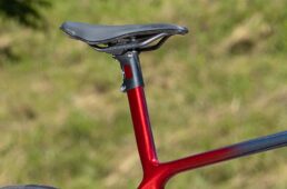 TCRのアドバンスドSLグレードは、フレームとシートポストが一体になったISPを採用。軽量化に加え、快適性アップにも貢献する。サドルはショートノーズ×カーボンレールのフリートSLRが装備される