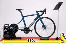 スマートトレーナーとバイク、パソコンやタブレットを置く台を並べるだけでも、おおよそ畳1畳分（180センチ×90センチ）は必要