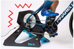 タックス・ネオ2Tは、ズイフトなどで石畳などの凹凸がある路面を走るとトレーナーが振動するロードフィール機能を搭載している。このモデル独自の機能だ