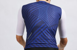 「クールメッシュ半袖ジャージ」の背面の様子