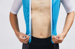 「クールメッシュセパレートワンピース」のファスナを開いた様子