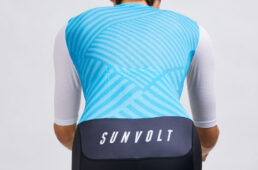 「クールメッシュセパレートワンピース」の背面の様子