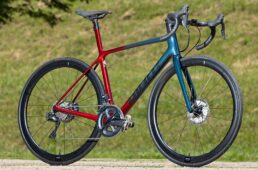 ジャイアント・TCRアドバンスドSL1ディスクKOM（81万4000円）