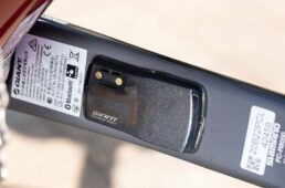 自社開発のパワーメーター・パワープロが標準装備されている。左右のクランクにセンサーを搭載し、それぞれ独立してパワーを計測。ペダリングの左右バランスやケイデンスも計測可能だ