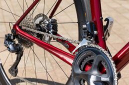 メインコンポーネントはシマノ・アルテグラDI2。KOMと名がつくように、ドライブトレインはチェーンリング50-34T、カセットスプロケット11-34Tとヒルクライム向けの歯数になっている