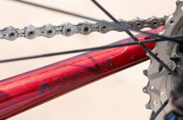 TCRアドバンスドSL1ディスクKOMのフレームは、ジャイアントのレーシングフレームの最高峰・アドバンスドSLグレードカーボンフレーム。軽さと剛性を高い次元で融合させている