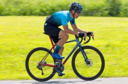 浅野真則：仕事でもプライベートでも自転車漬けの自転車ライター。ロードレースやヒルクライムなど幅広くレースを楽しみ、最近はTTに精力的に取り組んでいる。JBCFエリートツアーにも参戦中。海外のグランフォンドへの参加経験もある。ロングライドやポタリングも好き。