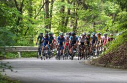 横いっぱいに広がった集団