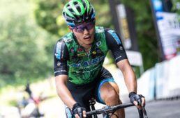 小森が冨尾を一人で追う