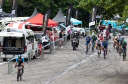 ホームストレートで冨尾が単独で抜け出す