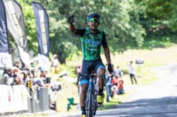 単独でフィニッシュラインを切る小林海