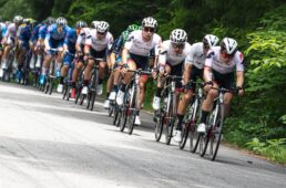 ブリヂストンが集団を牽引する