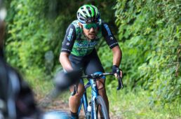 勝利に向かってひた走る小林