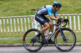 シエルブルーの冨尾が単独先頭に