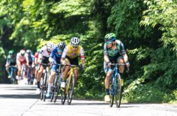 ホームストレートで4人が抜け出す