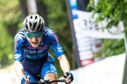 3人に振り切られてしまった渡邉歩