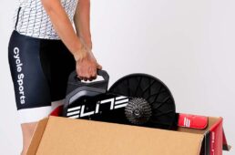 真上に引っ張り上げるのは男性でも一人ではなかなかつらいので、箱を寝かせて横にスライドさせながら引っ張り出すのもよい。誰かに手伝ってもらうと作業がはかどる。