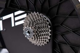 スイートにはあらかじめシマノ105の11-28Tのスプロケットが装着されている。予備のスプロケットがない場合も、スマートトレーナー用に改めて購入しなくてもよい