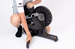 脚を開くだけで設置できるモデルは、簡単に設置できて収納時にも邪魔になりにくい。ボルトなど工具を使って脚を組み付けるタイプもある