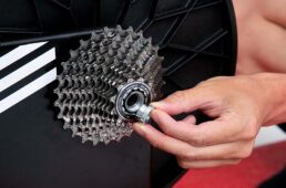 ディスクブレーキの場合、スルーアクスル用のアダプターをスマートトレーナーに取り付ける。スルーアクスルのシャフトは、バイクに付属しているものをそのまま使う