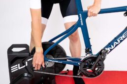 設置するバイクの規格（スルーアクスルの径やリアエンド幅）に合わせたアダプターを設置し、後輪を着脱する要領でバイクをセット。確実に設置しないと変速に悪影響が出るので注意