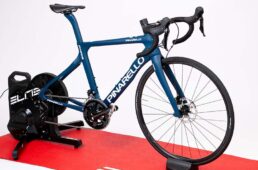 スマートトレーナーにバイクを設置した完成図。あとはパソコンやタブレットなどを立ち上げ、アプリと接続すればバーチャルライドが楽しめる