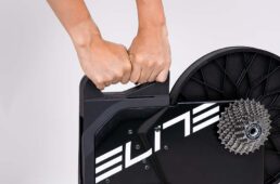 スイートには本体に持ち手がついている。スマートトレーナーは重量が重いものも多いが、持ち手でしっかりとトレーナーを保持でき、設置時や収納時も安心して持ち運びできる