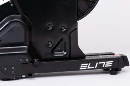 脚部は折りたたむことができ、たたんだ状態では幅15センチほどになる。スマートトレーナーとは思えないほどコンパクトになるので、収納時に邪魔になりにくいのは魅力だ