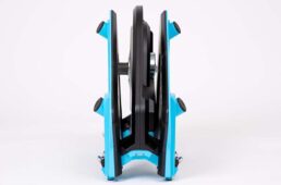 両脚を折りたたむことでコンパクトになるので、片付ける際などにも場所をとらない。脚を広げるときは、カチッというクリック音とともにロックされるので、安全・確実に設置できる