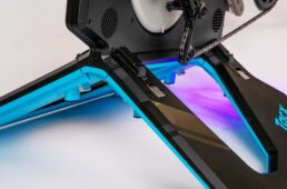 外部電源を接続しなくても、ペダリングによって自家発電することで負荷が得られるスタンドアロンモードを搭載。電源のあるインドアだけでなく、屋外での使用も可能だ