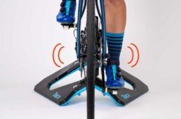 トレーナにバイクを設置後、バイクが左右に5度ずつ揺れるようになっている。ダンシングの時などに自然にバイクが振れるため、インドアトレーナー特有の“バイクが揺れない不自然さ”が低減されている