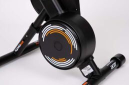 フライホイール式のトレーナーとしてはかなり大きくて思い直径20cm、5.9kgのフライホイールを採用。高負荷と自然なライドフィールを両立するのに一役買っている