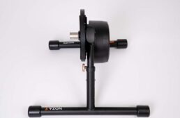 接地面積は他のスマートトレーナーとそれほど変わらない。ハードにもがいたときにも安定感がある。脚部を折りたたむことはできないが、常に設置できる環境なら問題はない