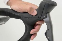 ハンドルには変速やブレーキ、ステアリングの各操作が可能なレバーがついている。各レバーの割り当ては専用のアプリから変更できる。ギヤ比も好みの歯数構成に設定できるようになっている