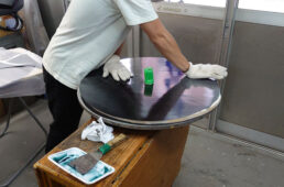 ホイールを製作する清水さん