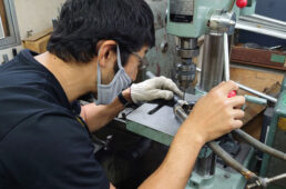 作業する村串さん