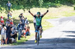 フィニッシュラインが見え、ガッツポーズを見せる小林